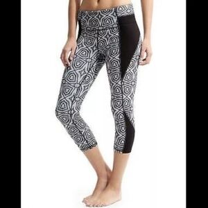 Athleta High Rise Mixed Geo Chaturanga Capri Black White Geometric Legging XS
